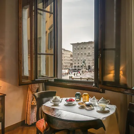 Bed & Breakfast Residenza D'epoca In Piazza Della Signoria 2*