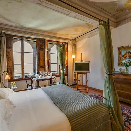 Residenza D'epoca In Piazza Della Signoria Bed & Breakfast 2*