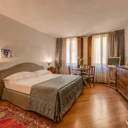 Bed & Breakfast Residenza D'epoca In Piazza Della Signoria 2*